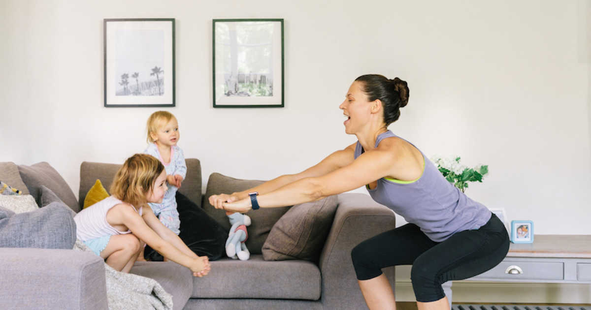 https://images.ctfassets.net/90pc6zknij8o/68vPOvNE3JTWRlSFhh8aeL/ef15f58aa729318e3242e77088403a7c/Fitness_Group_Mum_Kids_Cat_Squat_Living-Room_Fit-For-You_001-1.jpg?f=faces&fit=fill&h=630&q=50&w=1200