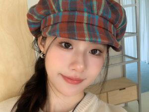 Retro Colored Plaid Clouds Beret Women